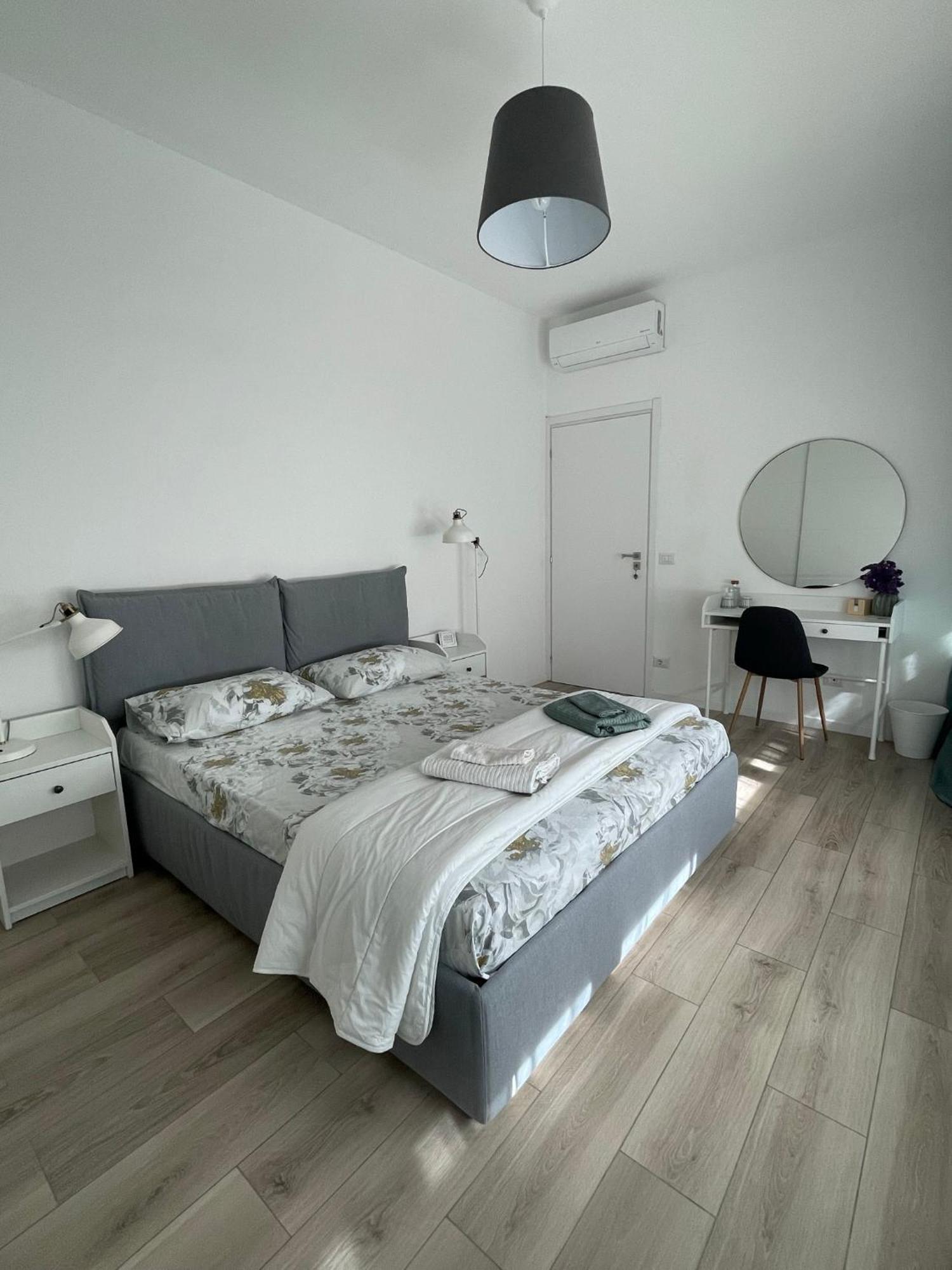 Private Room In Daniela'S House Florencia Exterior foto